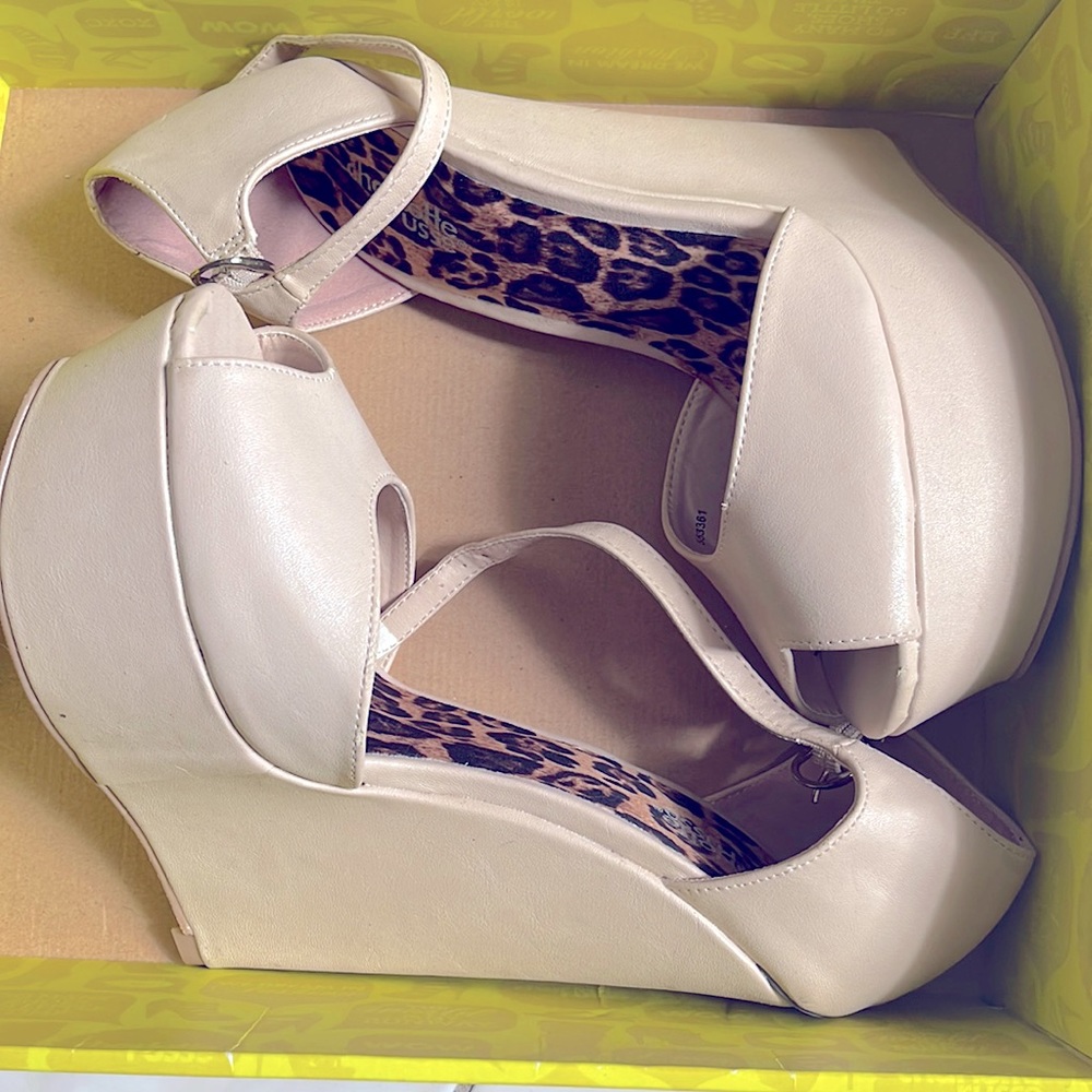 Blush colored wedge platforms